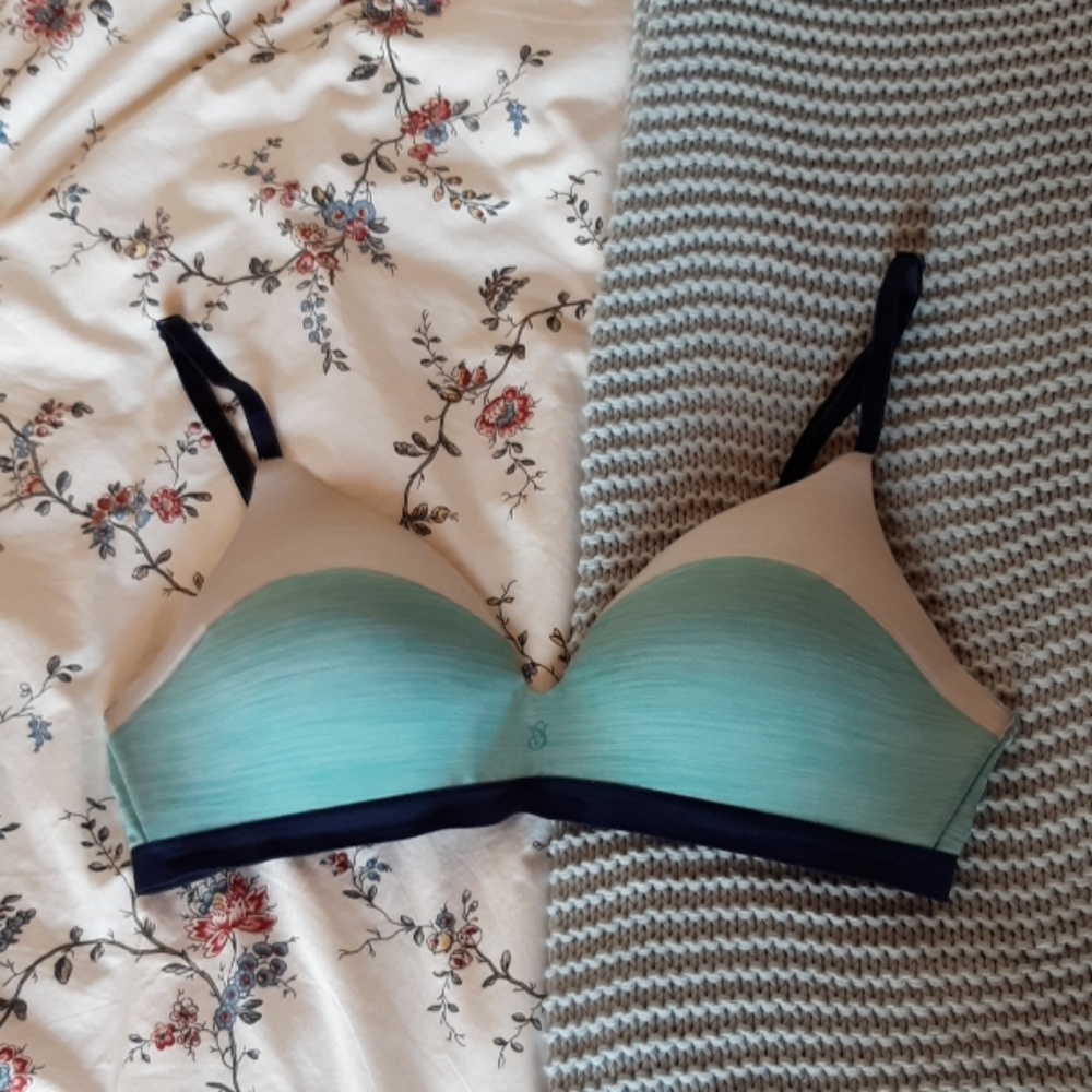Victoria's Secret • 32B Wireless Bra